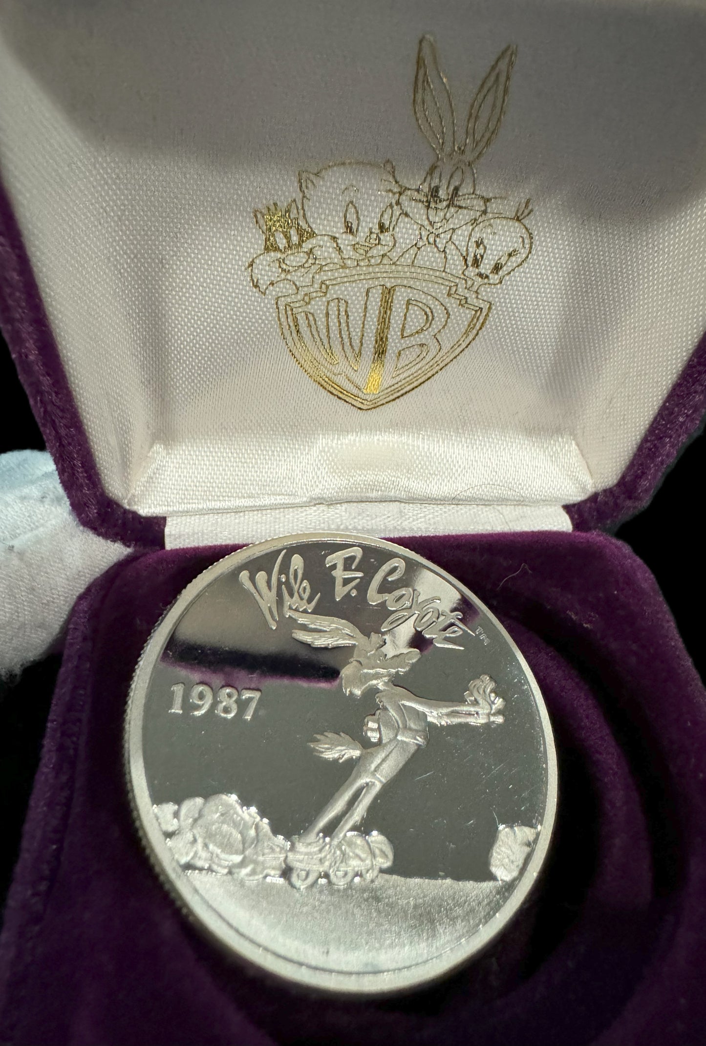 1987 Looney Tunes Bugs Bunny Wile E. Coyote 1 oz .999 Silver Coin